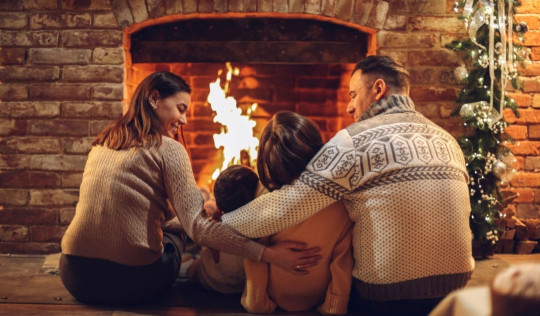 famille près de la cheminée