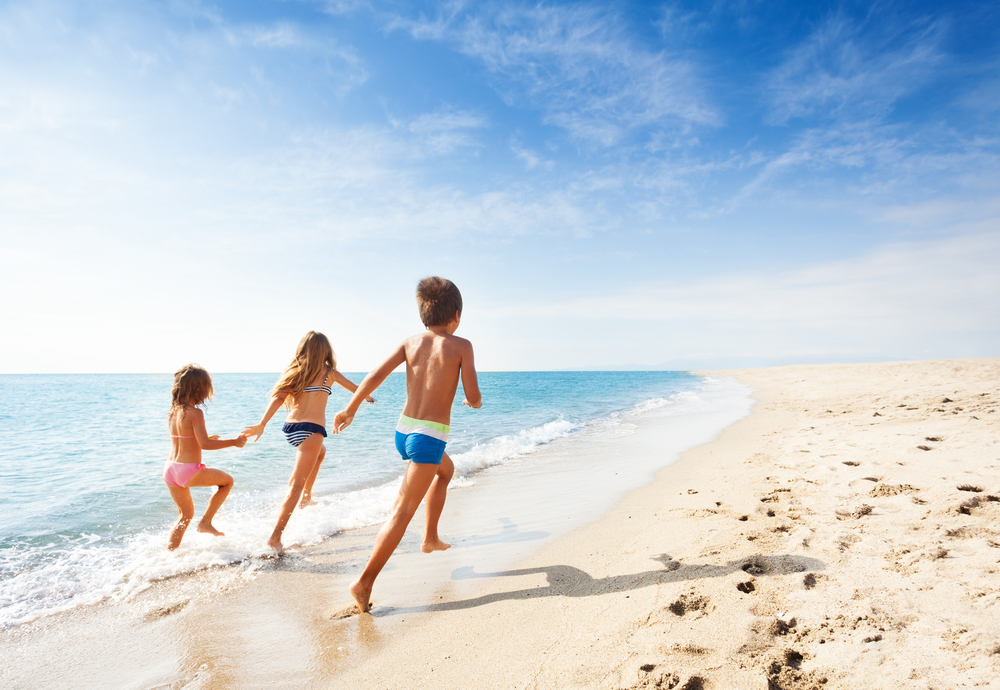 enfants sur la plage à Barcelone