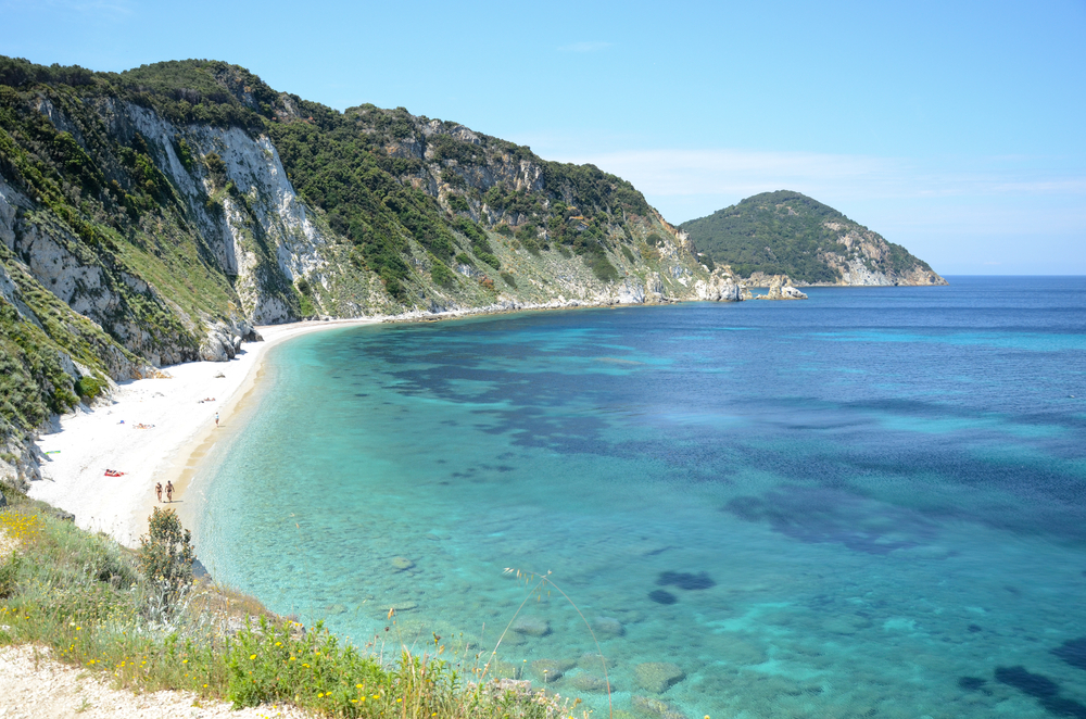 vue sur la plage et la cote de sansone