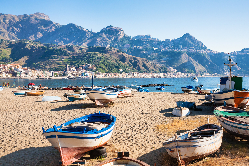 sicile, bateaux de pêche plage de Giardini Naxos