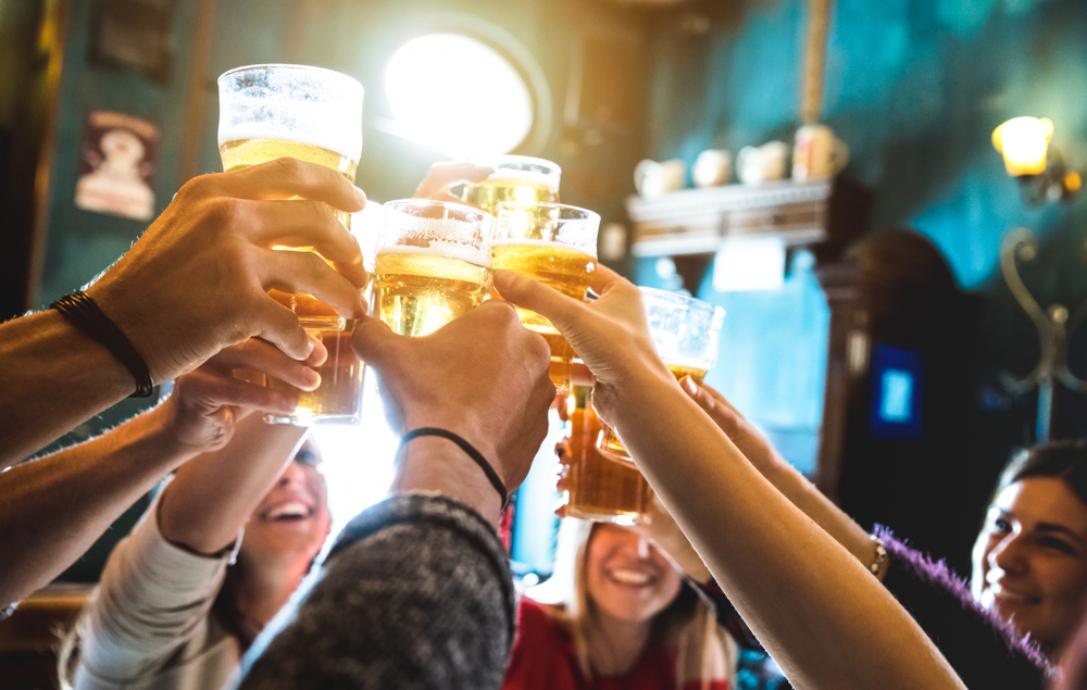 groep in een bar